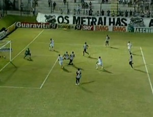 ABC x Figueirense, erro de árbitro assistente no gol de Rodrigo Silva (Foto: Reprodução/PremiereFC)