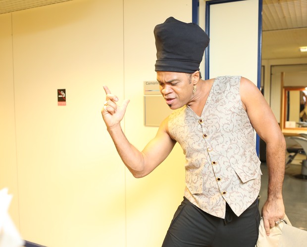 Carlinhos Brown dança nos bastidores do The Voice Brasil (Foto: Isabella Pinheiro / Gshow)