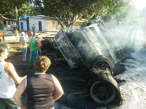 Caminhão ficou totalmente destruído (Foto: Marcello Dial/Voz  da Bahia)