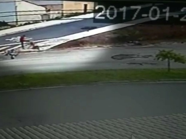 Após atropelar, motorista voltou para chutar cabeça de mulher (Foto: Reprodução/TV TEM)