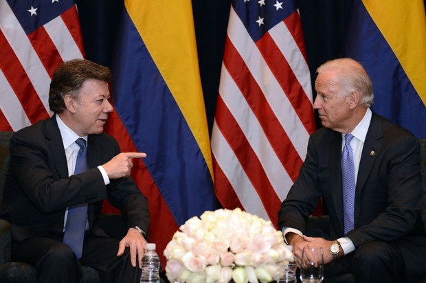 Presidente colombiano, Juan Manuel Santos, e o vice-presidente dos Estados Unidos, Joseph Biden, conversam neste sábado (1º) no México (Foto: Reuters)