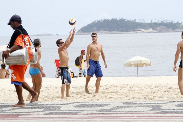 Rodrigo Hilbert joga vôlei na praia (Foto: Gil Rodrigues / Foto Rio News)