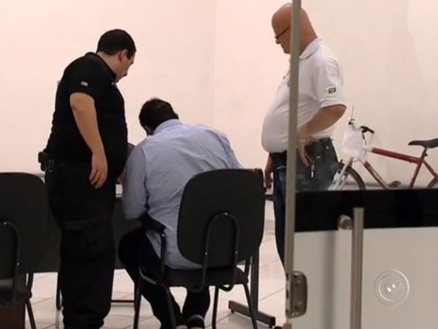 Falso médico atendeu pacientes por dois meses antes de ser preso (Foto: Reprodução/TV TEM)