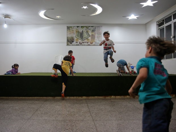 Crianças sírias brincam dentro da Mesquita de Guarulhos (Foto: Gabriel Chaim/G1)