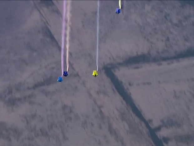 Os 40 participantes saltaram de um helicóptero a 2,5 mil metros de altura e voaram a 200 km/h (Foto: BBC) Os 40 participantes saltaram de um helicóptero a 2,5 mil metros de altura e voaram a 200 km/h (Foto: BBC)