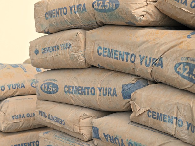 Cimento vendido em Rio Branco é importado do Peru (Foto: Caio Fulgêncio/G1)