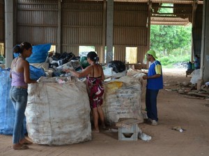Catadores separam o lixo reciclável, em Cacoal (Foto: Magda Oliveira/G1)