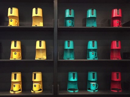 Cafeteira lançamento da marca UZ disponível em cinco cores diferentes