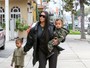Kim Kardashian passeia com os fofíssimos North West e Saint West