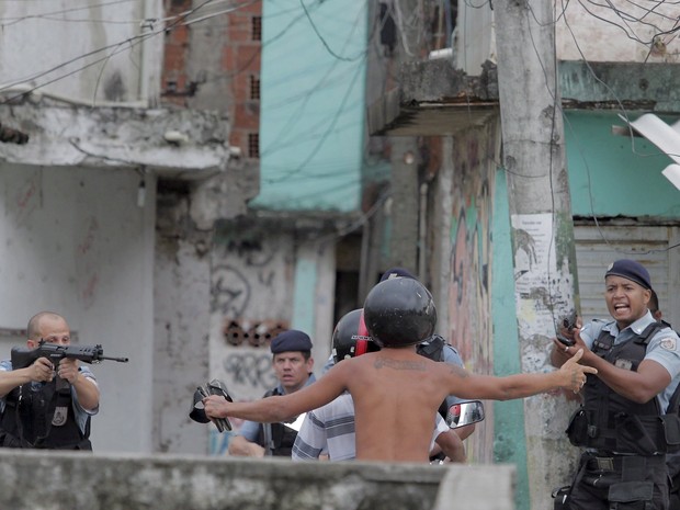 Moradores de Manguinhos realizaram protesto contra morte de jovem (Foto: Bruno Gonzalez/Agência O Globo)