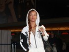 Rihanna usa look branco e trancinha no cabelo em viagem para Europa