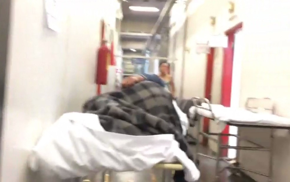 Paciente aguarda atendimento no corredor do Hospital Ermelino Matarazzo (Foto: Reprodução/TV Globo)