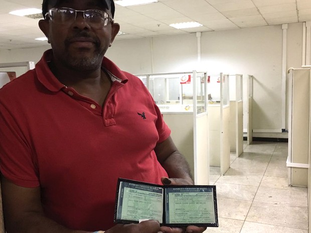 O auxiliar de serviço gerais Mário César Gomes diz ter sido mal informado pelos funcionários do Na Hora da Rodoviária, em Brasília (Foto: Luiza Garonce/G1) O auxiliar de serviço gerais Mário César Gomes diz ter sido mal informado pelos funcionários do Na Hora da Rodoviária, em Brasília (Foto: Luiza Garonce/G1)