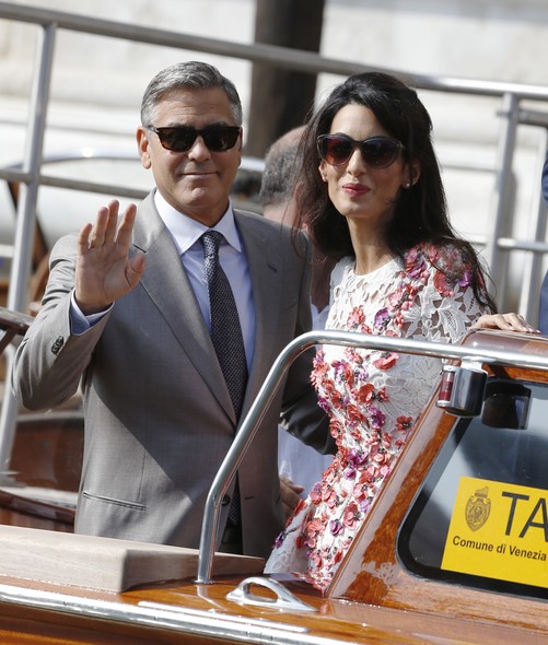 George Clooney e a mulher Amal Alamuddin deixam o hotel, um dia depois do casamento que movimentou Veneza, na Itália
