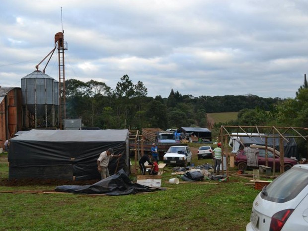 Famílias montaram barracos em Três Barras  (Foto: Angelo Marcelo Schulka/Divulgação)