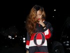 Solteira, Rihanna curte noite em boate