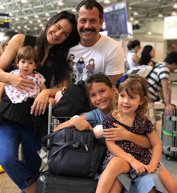 Malvino Salvador com a mulher, Kyra Gracie, e as filhas, Kyara, Sofia e Ayra (Foto: Reprodução) Malvino Salvador com a mulher, Kyra Gracie, e as filhas, Kyara, Sofia e Ayra (Foto: Reprodução)