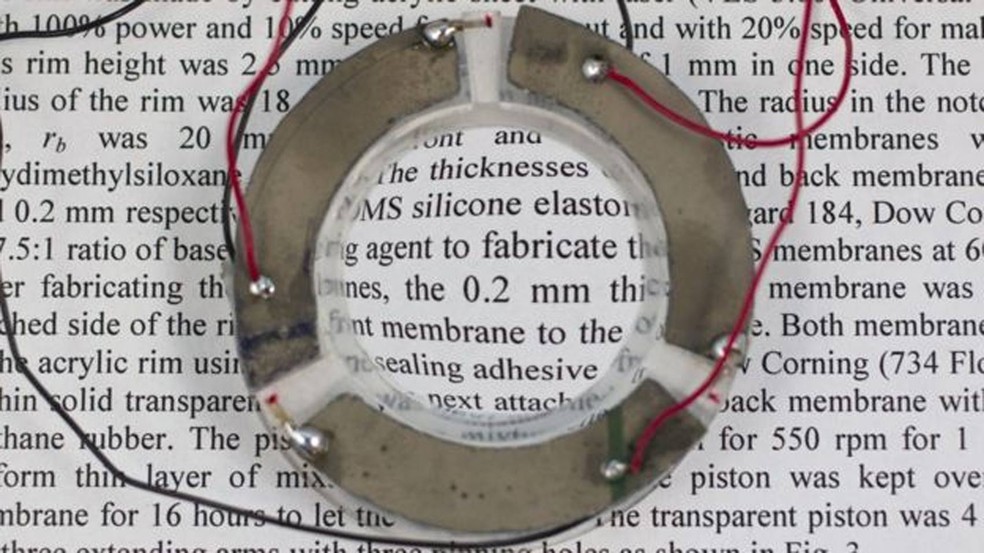 Óculos não têm vidros e possuem um sensor automático  (Foto: Dan Hixson/Universidad de Utah)