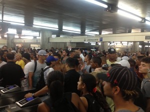 Passageiros não querem deixar a estação Sé do Metrô (Foto: Fabiana de Carvalho/G1)