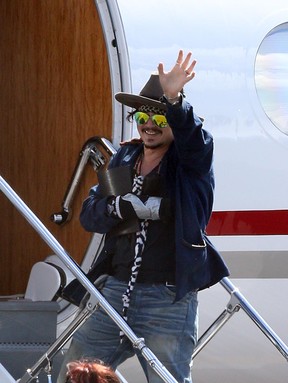 Johnny Depp em aeroporto de Brisbane, na Austrália (Foto: Grosby Group/ Agência)
