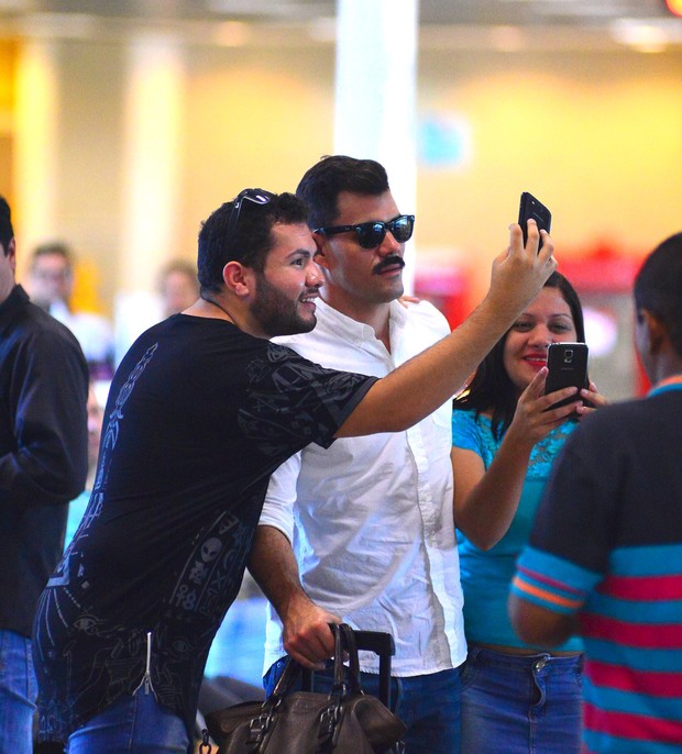 Juliano Cazarré faz selfie com fãs  (Foto: agnews)