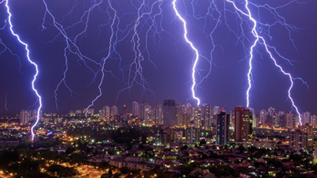 Imagem registrou vários raios em Londrina, PR (Foto: Fábio ItoELAT/INPE)