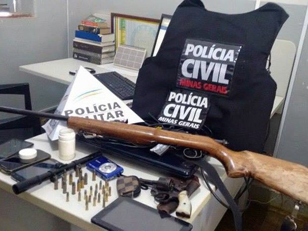 G1 Policiais Apreendem Armas E Drogas Durante Operação Noite Feliz