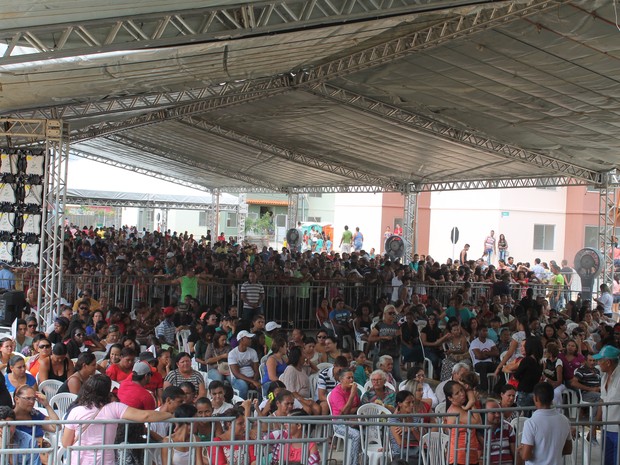 público comparece a entrega do Residencial Vivendas Petrolina I e II em Pernambuco (Foto: Juliane Peixinho/ G1)