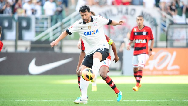 Douglas enfrenta o Flamengo no Pacaembu (Foto: Marcos Ribolli)