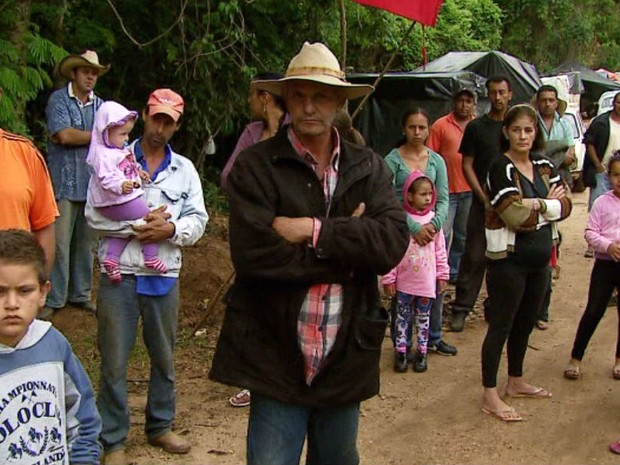 Acampamento fica em estrara rural que liga Caconde a Itirapina (Foto: Rodrigo Sargaço/EPTV)