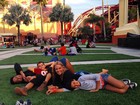 De férias em Orlando, Carla Perez e Xanddy se divertem com os filhos