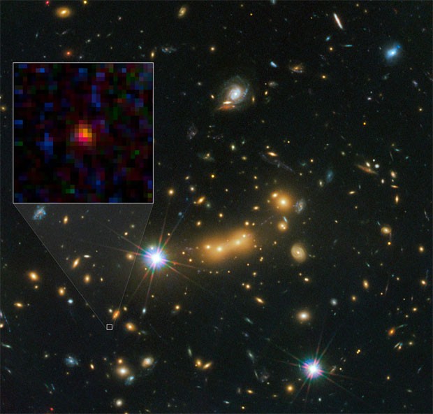 Imagem divulgada pela Nasa mostra, no destaque, a 'pequena' galáxia MACS0647-JD, recém-identificada. (Foto: Nasa/Divulgação)