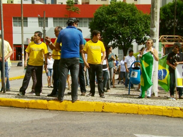 Cerca de 100 pessoas conforme organizadores participaram de protesto em Varginha (Foto: Reprodução EPTV / Carlos Cazelato)