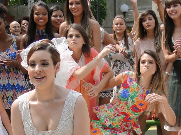 Fatinha dá uma bundada em Ana para tentar pegar o buquê (Foto: Malhação / Tv Globo)