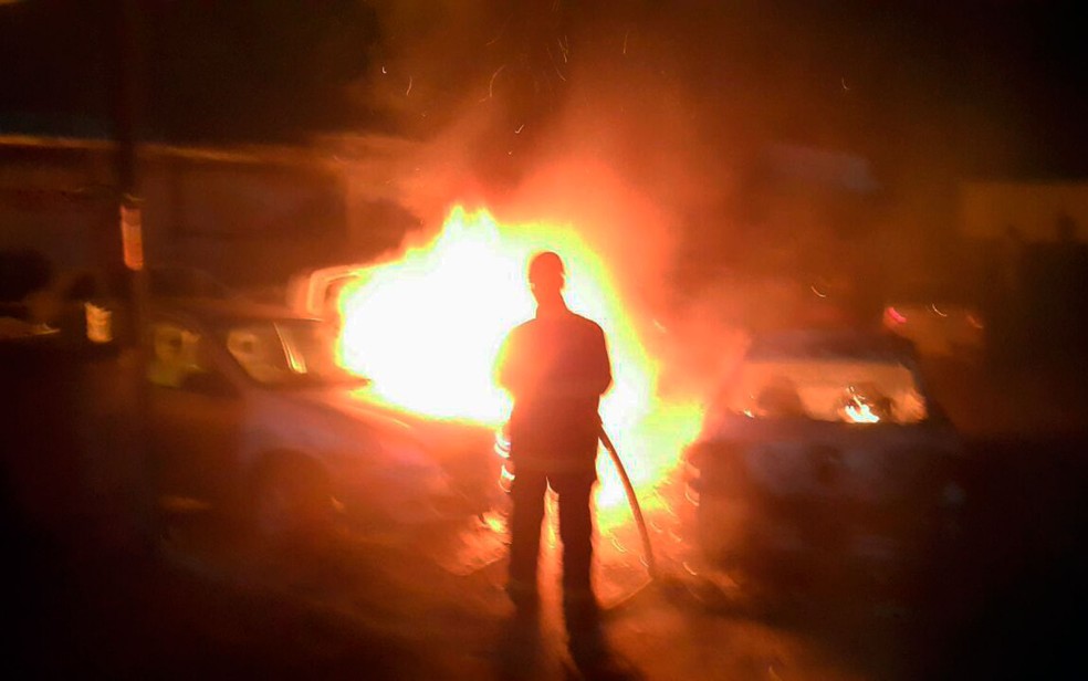 Carro pega fogo em Arembepe, região metropolitana de Salvador (Foto: Divulgação/Corpo de Bombeiros)