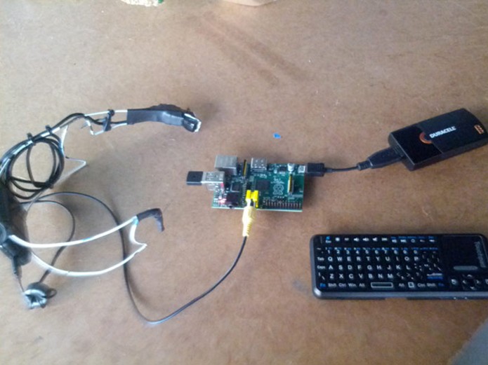 Versão caseira do Google Glass feito com Raspberry Pi (Foto: Reprodução/Geeknizer)