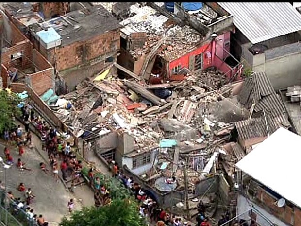 Casa desabou sobre outras duas residências na Vila Cruzeiro, no Rio de Janeiro (Foto: Reprodução/ TV Globo) Casa desabou sobre outras duas residências na Vila Cruzeiro, no Rio de Janeiro (Foto: Reprodução/ TV Globo)