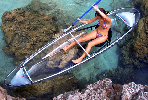 O caiaque transparente permite ver o fundo do mar (Foto: Clear Blue Hawaii/Divulgação)