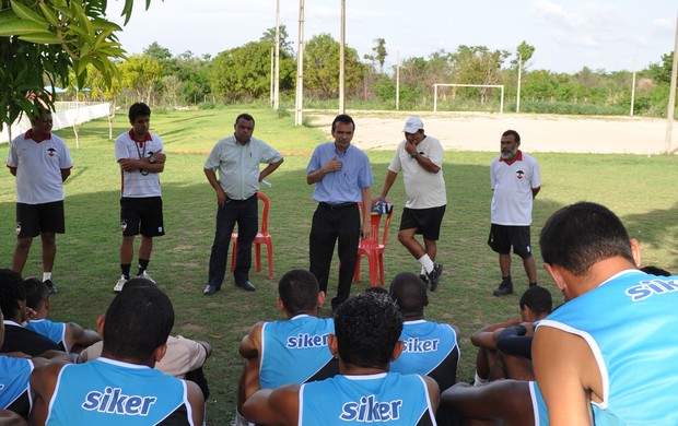 Presidente do River-PI, Elizeu Aguiar, explica saída de Aníbal Lemos em conversa com elenco tricolor (Foto: Renan Morais/GLOBOESPORTE.COM)