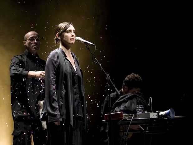 A cantora se apresenta ao lado de sua "mesa mágica" (Foto: Catarina Henrigues)