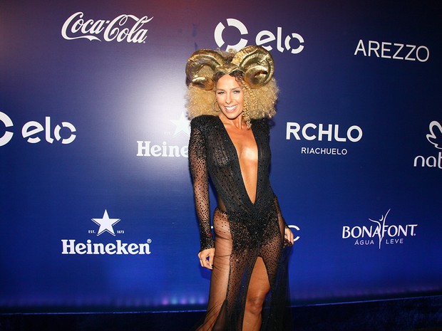 Adriane Gasliteu em baile de carnaval em São Paulo (Foto: Manuela Scarpa e Iwi Onodera/ Brazil News)