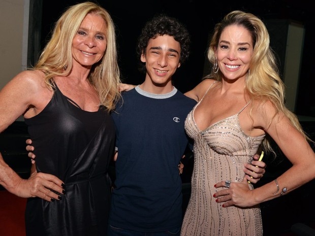 Nadja Winits com os filhos, Victor e Danielle Winits, em estreia de peça no Rio (Foto: Cristina Granato/ Divulgação)