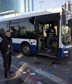 Homem com faca ataca ônibus 
e fere ao menos 9 em Tel Aviv (Oded Balilty/AP Photo)