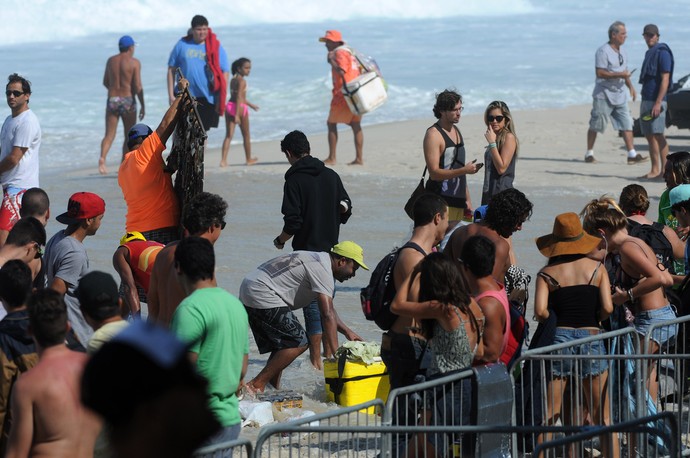 A movimentação do comércio foi intensa também na praia do Postinho, de olho nos fãs do surfe (Foto: André Durão)