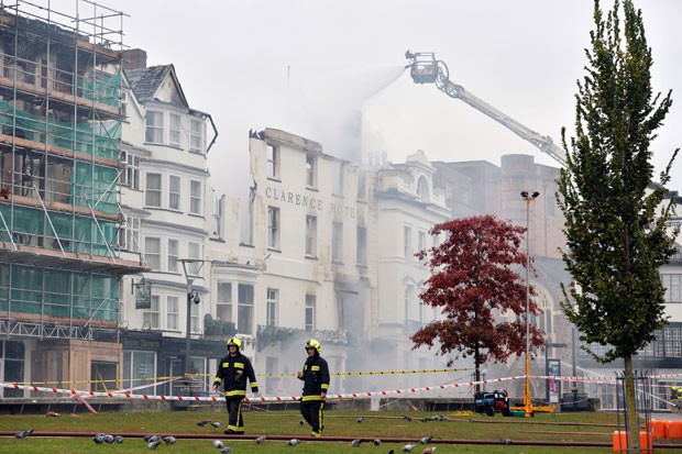 Royal Clarence Hotel, considerado o hotel mais antigo do Reino Unido, é destruído por um incêndio. (Foto: Ben Birchal/Associated Press)