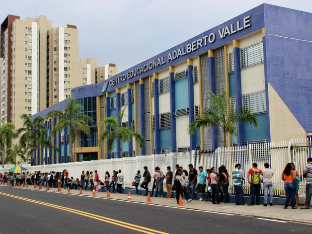 Candiatos chegaram cedo para fazer o exame no Centro Educacional Adalberto Vale, Zona Centro-Sul de Manaus (Foto: Ive Rylo / G1 AM)