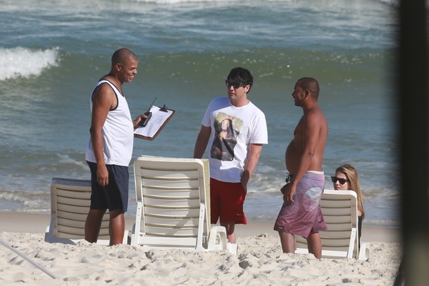 Bruno de Luca e amigos na praia (Foto: Dilson Silva)
