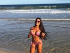 Aline Riscado usa biquíni rosa e exibe corpo em forma em dia de praia