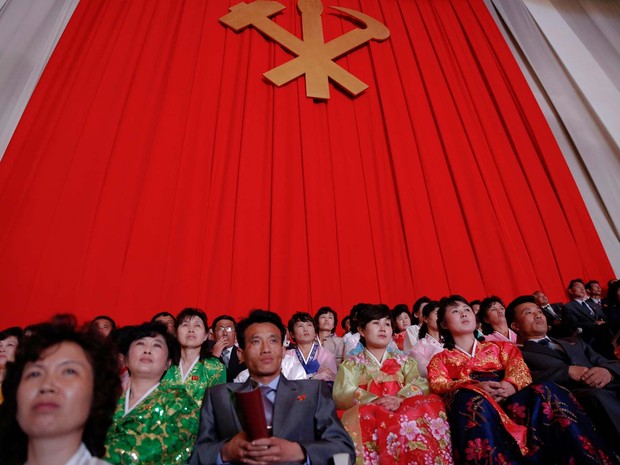 Público assiste a show de homenagem ao Partido Único da Coreia do Norte nesta quinta-feira (11) (Foto: REUTERS/Damir Sagolj)
