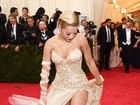 Sexy! Rita Ora usa vestido com fenda e sandálias gladiadoras